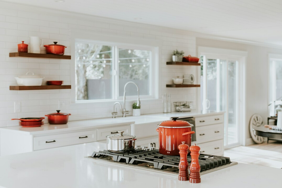 tidy kitchen shelves